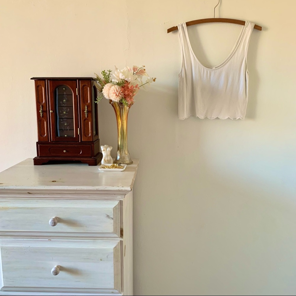 scalloped hem crop